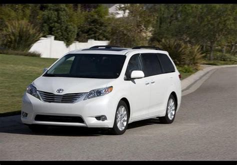 5. Toyota Sienna AWD - 2013-10-01 - 14 Best New Cars For Snow