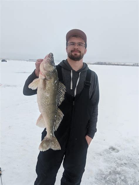 27 inch walleye on a tip up! : r/IceFishing