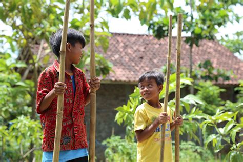 Egrang | Egrang (traditional game/Kaulinan Barudak Lembur, i… | Flickr