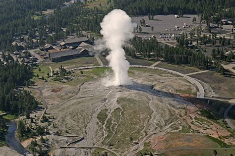 5 Must-See Attractions in Yellowstone National Park | Mountain Modern ...