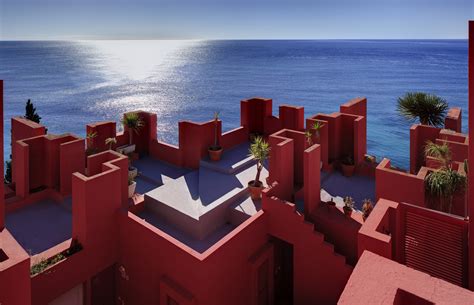 Clássicos da Arquitetura: A Muralha Vermelha / Ricardo Bofill ...