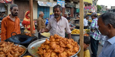 India Tertibkan Pedagang Kaki Lima yang Jual Makanan Non-Vegetarian di ...