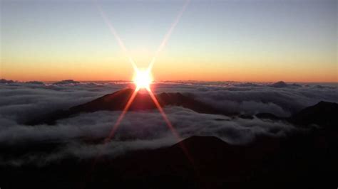 Sunrise at the Maui Volcano | Maui volcano, Maui, Sunrise