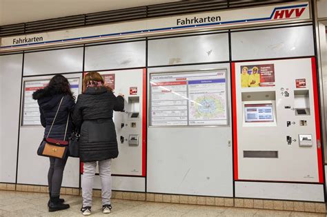 HVV in Hamburg: Hochbahn im Sinkflug – Tickets jetzt noch teurer? - moin.de