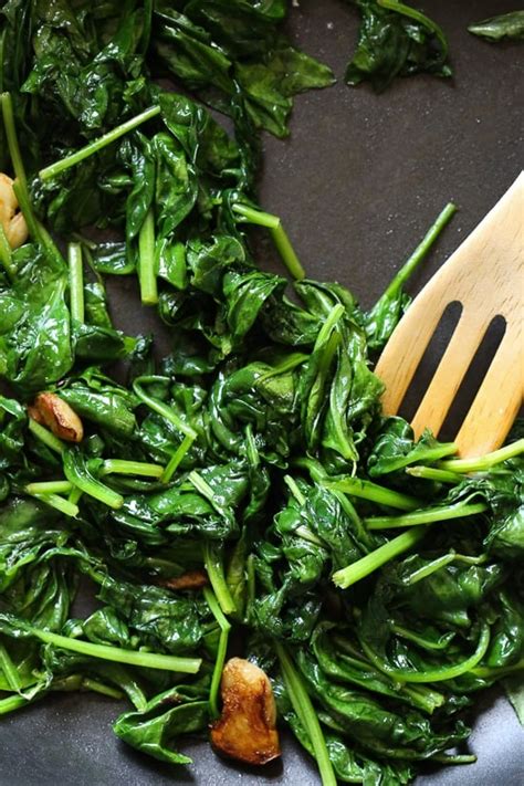 Wilted Baby Spinach with Garlic and Oil - Skinnytaste