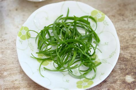 How to make Spring Onion Curls | Bear Naked Food