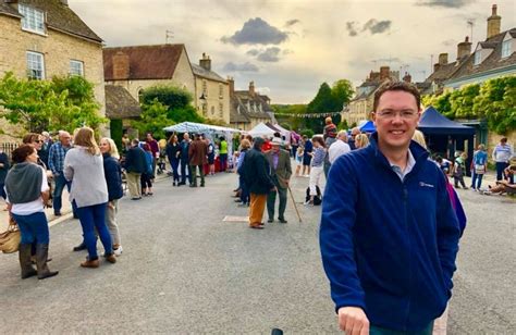 Robert joins residents for the Charlbury Street Fair | Robert Courts MP