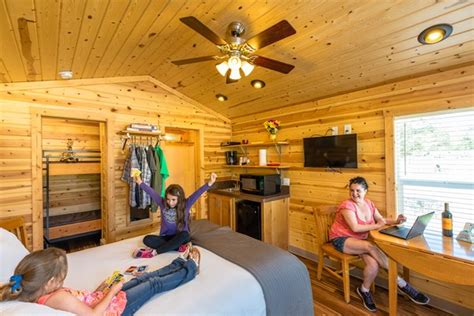 Deluxe Cabin (w/ Bathroom) - Deluxe Lodge Pictures - Astoria ...