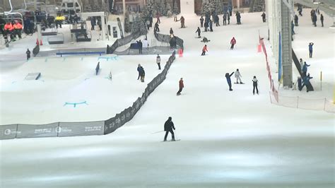 Long-awaited indoor ski slope opens at American Dream - YouTube