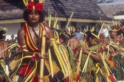 Women dancers, Ruul stick dance | Micronesian Culture | Micronesia ...