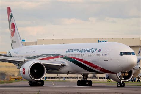 Biman Bangladesh Airlines Boeing 777-3E9/ER | Boeing 777, Boeing, Aviation