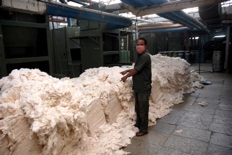 Indian Cotton Mill worker | Indian Cotton Mill workers | Flickr