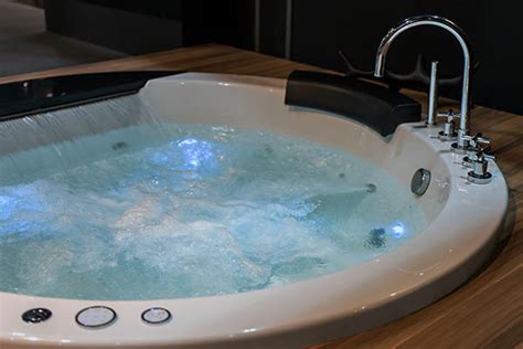 How to Choose the Right Whirlpool Tub - Aqua Living Factory Outlets