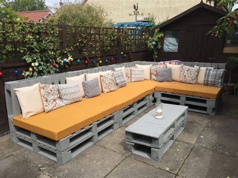 Skid Couch | How To Make Patio Furniture Out Of Pallets | Garden Pallet ...