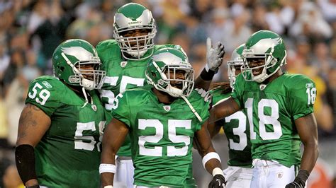 Eagles Apply To NFL To Bring Throwback Kelly Green Helmets Back - Daily ...