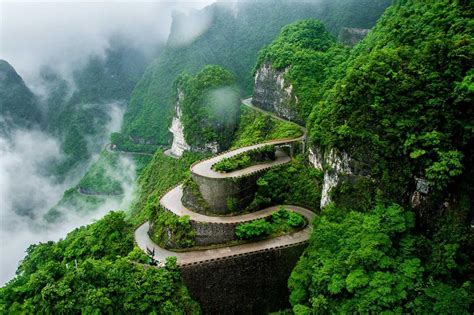 Jaw-dropping pictures of the world's most dangerous roads ...