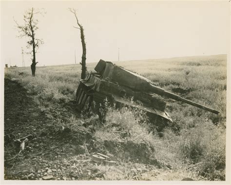 A knocked out German Tiger tank in Italy in May 1944 | The Digital ...