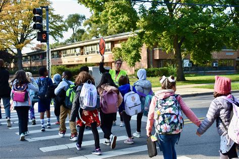 Walker School gets moving on Walk to School Day - Evanston RoundTable