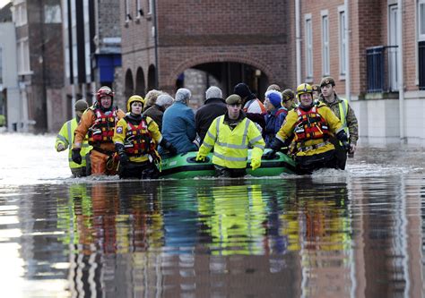 More flooding in northern England prompts emergency government talks ...