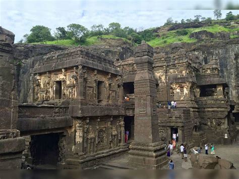 [Solved] Who built the famous Shiva temple at Ellora?