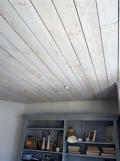 Nursery Ceiling. Whitewashed planks rough side. | Huis