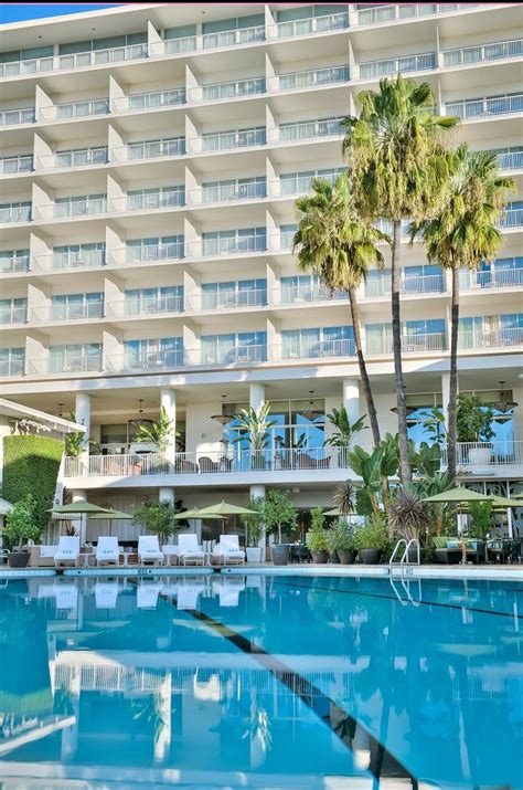 The Beverly Hilton Pool: Pictures & Reviews - Tripadvisor