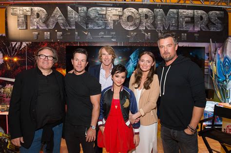 Transformers The Last Knight Cast Get To Play With Their Toys ...