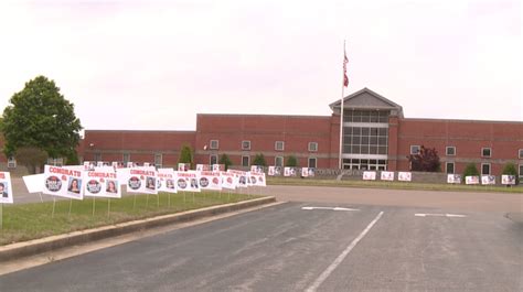 Dyer Co. High School displays tribute to seniors - WBBJ TV