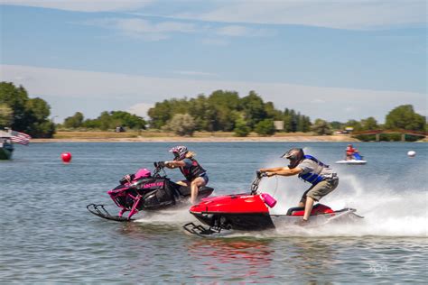 Snowmobile Races... On Water? - Jest Kept Secret