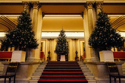 Take a look inside Buckingham Palaces at the Queen’s Christmas ...