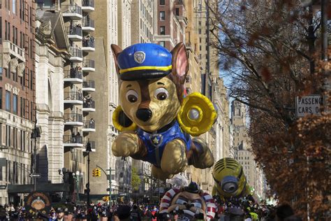 Balloons, bands and Santa: Macy’s Thanksgiving Day Parade ushers in ...