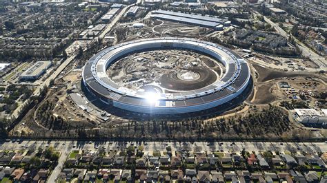 В новом кампусе Apple даже туалеты будут оформлены в стиле iPhone | RB.RU