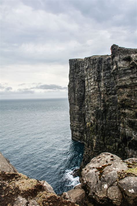 How To See The Cliff Lake In The Faroe Islands - Sørvágsvatn - Hand ...