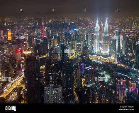 Night view of petronas twin towers hi-res stock photography and images ...