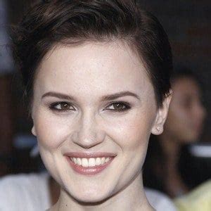 Veronica Roth - Age, Family, Bio | Famous Birthdays