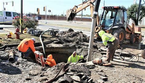 Workers continue water main break repair in Wood River