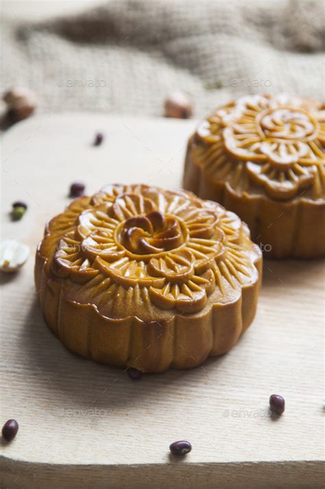 Traditional moon cakes to celebrate mid autumn festival Stock Photo by ...