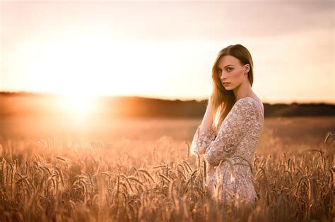 The Story Behind these Simple & Stunning Natural Light Portraits - 500px