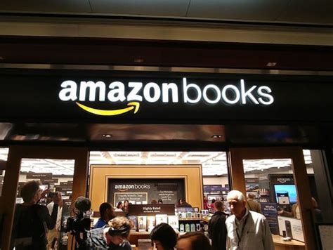 Amazon bookstores (real ones) open, while Barnes & Nobles close