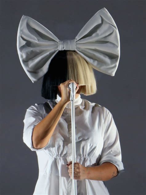 Why Does Sia Cover Her Face With a Wig ... Famous Singers, Pop Singers ...