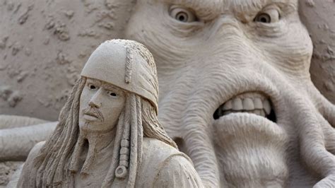 11 Splendid Sand Sculptures Made For the Movie Geek | Sand art, Sand ...