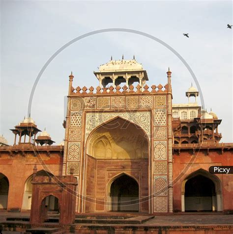 Image of A picture of the Sikandra fort, which is famous for Mughal ...