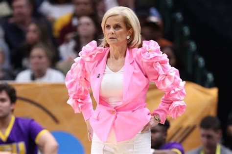 Kim Mulkey dons purple sequined parade blazer for LSU parade