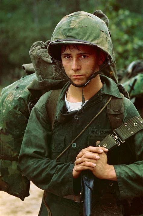 1965 jeune soldat américain au Vietnam | Photos de la guerre du vietnam ...