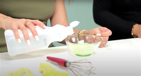 How to Make All-Natural DIY Nail Polish Remover at Home | Upstyle