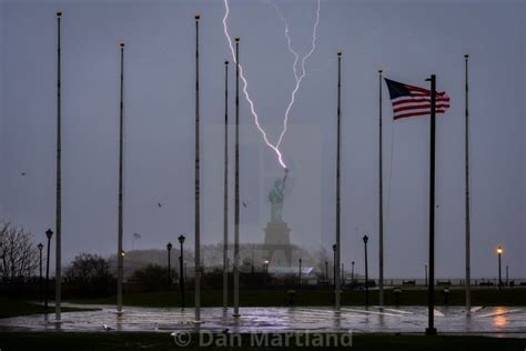 Photographer Captures Rare Moment When Lightning Strikes the Statue of ...