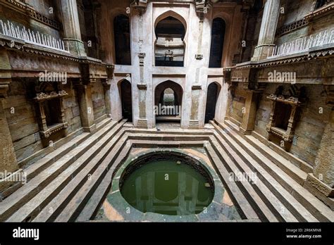 Adalaj stepwell architecture hi-res stock photography and images - Alamy