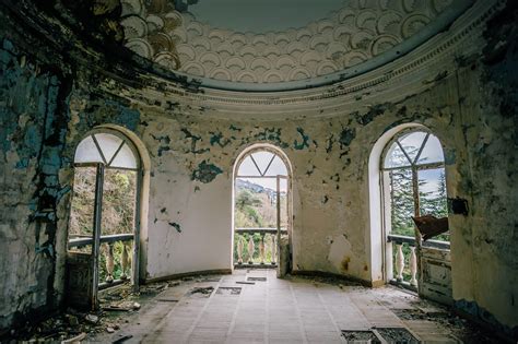 11 Creepiest Abandoned Mansions and Their Eerie Histories