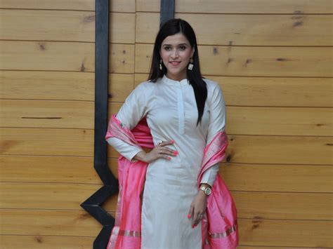 Mannara Chopra HQ Wallpapers | Mannara Chopra Wallpapers - 38242 ...