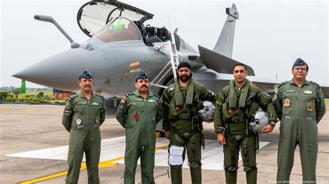 India gets first French jets, amid tensions with China – DW – 07/30/2020